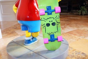 Skull and crossbones on Bart's skateboard up close