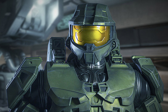 Master Chief holding his helmet